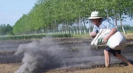 草木灰兑水喷施在作物上面有什么好处